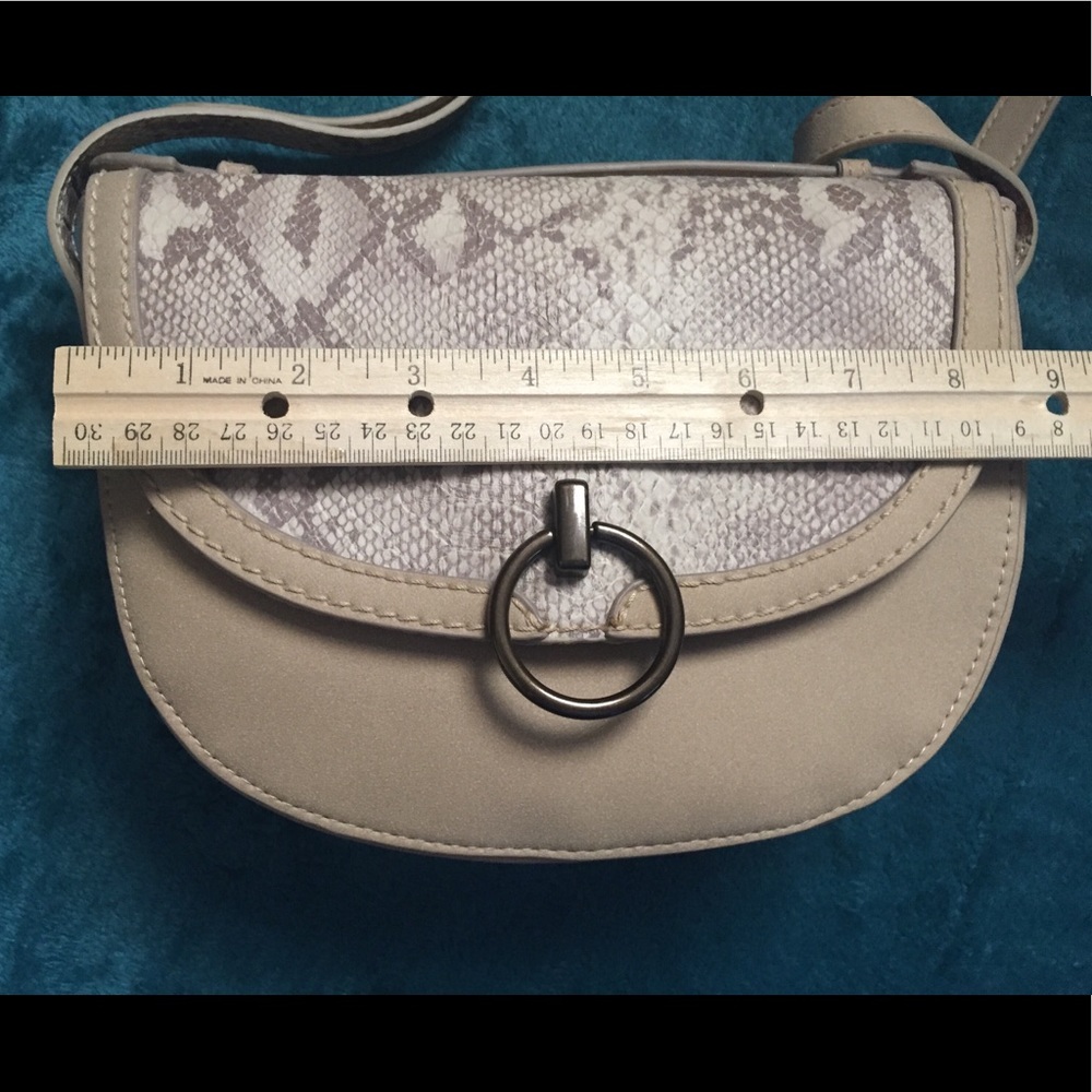 Universal Thread Tan Snakeskin Crossbody New - Picture 6 of 13